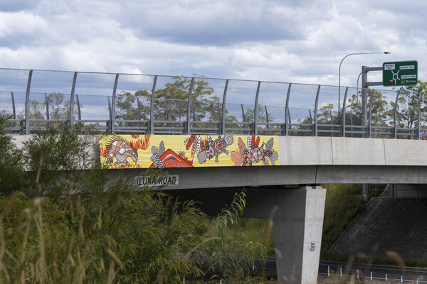 Artwork installation Iluka interchange southbound